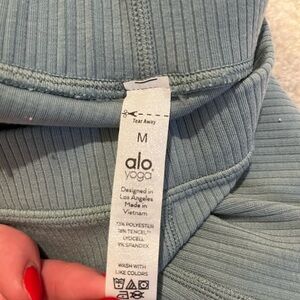 Alo Yoga Sage green ribbed 7/8 leggings. Size Medium.